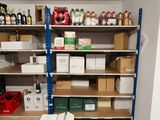 une pièce avec beaucoup de boîtes et de cartons sur les étagères