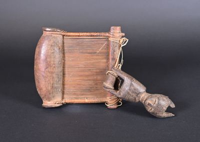une image représentant un petit objet en bois orné d'un chien