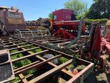un tracteur qui est garé dans l'herbe, près d'autres tracteurs