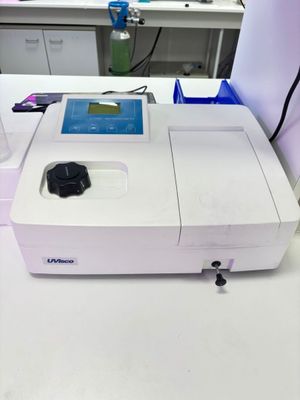 une machine posée sur une table dans une pièce