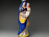 l'image d'une statue représentant une femme tenant un enfant dans ses bras