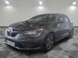 la voiture grise est garée sur un sol en damier dans le garage