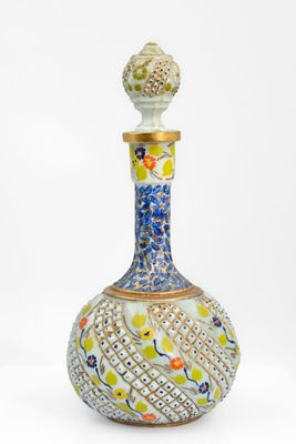 une image représentant un vase orné d'un motif décoratif