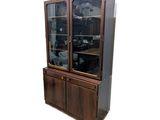 une photo d'une armoire dotée de portes vitrées