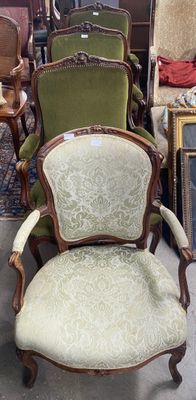 un grand nombre de chaises dans une pièce