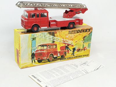 un camion de pompiers rouge avec une échelle sur le dessus