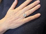 une femme qui porte une bague au doigt