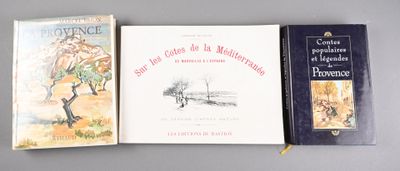 trois livres sont alignés les uns à côté des autres sur une table