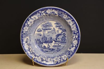 une assiette bleue et blanche posée sur une table