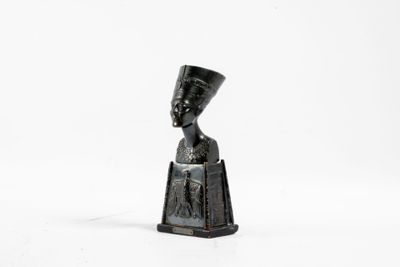 une image représentant une statue de femme portant une couronne sur la tête
