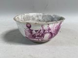bol violet et blanc orné d'un motif floral