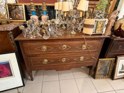 une commode sur laquelle sont posés de nombreux objets