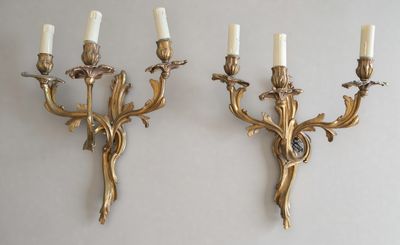 paire d'appliques murales anciennes en laiton avec fleurs et feuilles