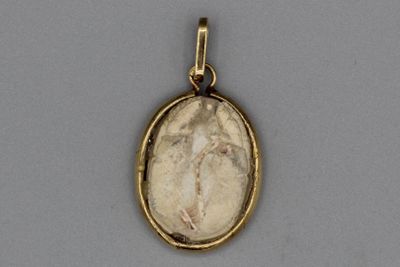 une image représentant un pendentif en or orné du portrait d'une femme