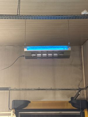 un téléviseur fixé au plafond d'un garage