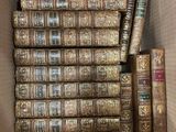une boîte remplie de vieux livres empilés les uns sur les autres