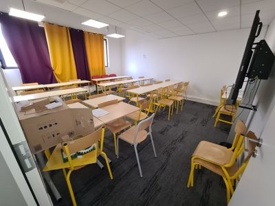 C5: SALLE TOKYO: 22 tables de différents modèles, 28 chaises…