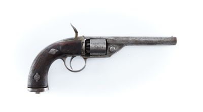 gros plan d'un pistolet sur une surface blanche