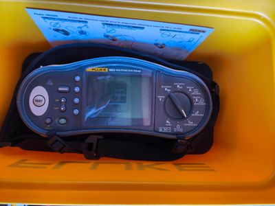 une boîte jaune contenant un appareil numérique