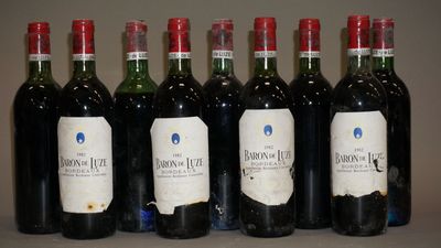 six bouteilles de vin sont alignées sur une table