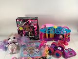 un ensemble de poupées et de jouets posés sur une table