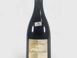 une bouteille de vin posée sur une table