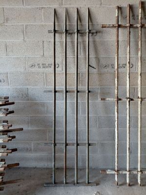 Plusieurs morceaux de bois sont empilés contre un mur dans une pièce.