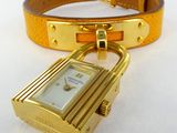 une montre en or à laquelle est attaché un cadenas