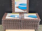deux cartons de tapis de piscine empilés sur une palette