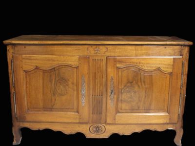 Buffet bas Louis XV en noyer mouluré ouvrant par 2 portes 93… - Photo 1