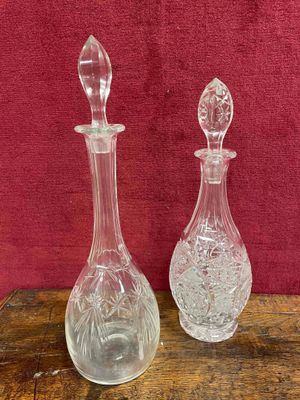 deux vases en verre transparent posés sur une table en bois