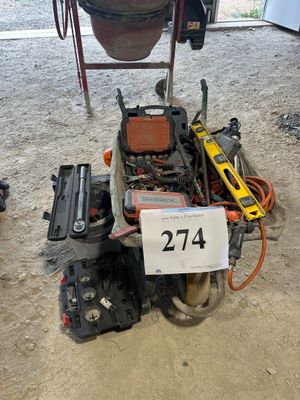 une petite machine posée sur le sol