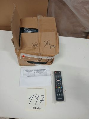 une boîte en carton avec une télécommande posée sur une table