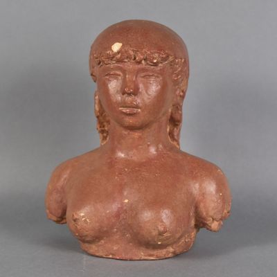 une image représentant un buste en argile d'une femme sur fond gris
