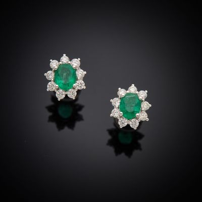 une paire de boucles d'oreilles en émeraude et diamant