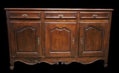 Enfilade en bois fruitier mouluré, ouvrant par trois tiroirs…