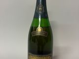 une bouteille de champagne sur fond blanc
