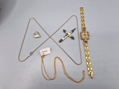 une collection de bijoux en or et en argent, comprenant une montre, un bracelet et un collier