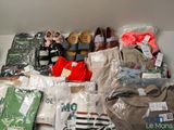 de nombreux types de vêtements et de chaussures sur une étagère