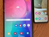 deux tablettes Samsung Galaxy posées sur une table à côté d'une tasse de café