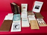 Plusieurs livres sont posés sur une table rouge recouverte d'une nappe rouge.