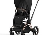 la poussette de type « buggy » en noir et or