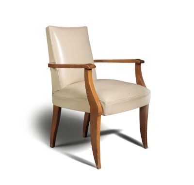 une chaise rembourrée avec une structure en bois et une assise recouverte de cuir