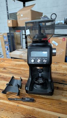 un moulin à café posé sur une table en bois