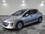 la photo d'une voiture argentée garée dans un garage