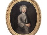 portrait d'un jeune homme vêtu d'un manteau argenté et d'un chapeau blanc