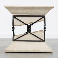 Petite table basse ou d'appoint, en forme de colonne brisée,… (photo 5)