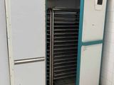 un réfrigérateur et un congélateur dans une pièce au sol carrelé