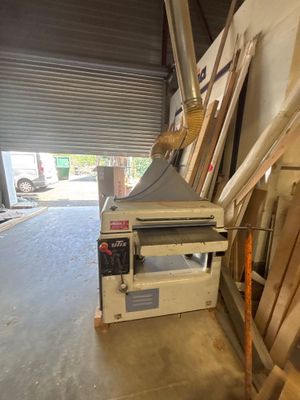 une machine qui se trouve à l'intérieur d'un bâtiment