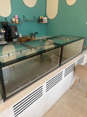 une photo d'un comptoir avec une vitrine en verre